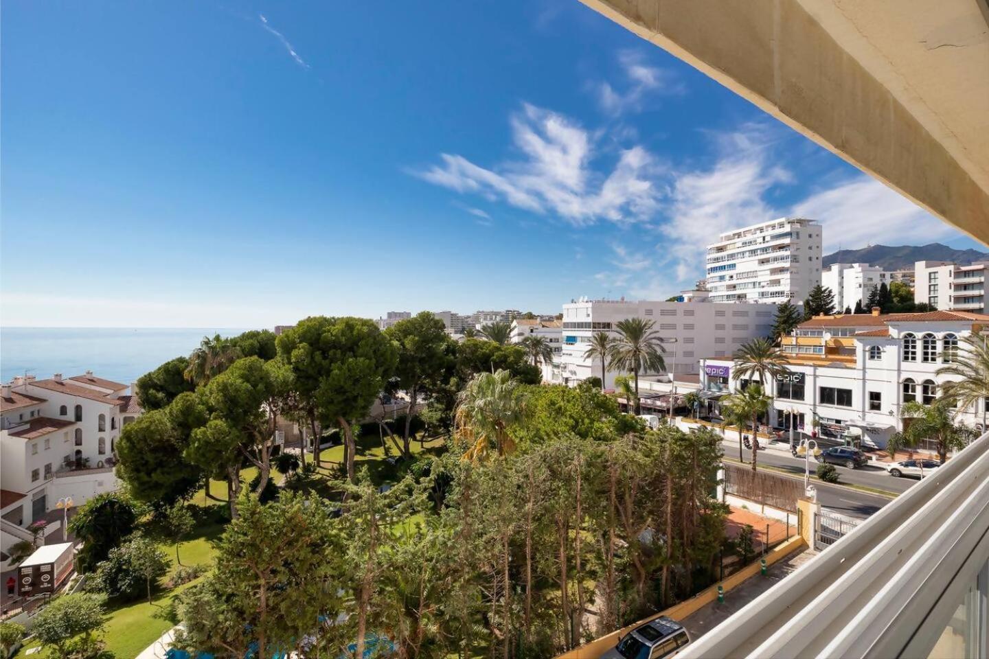 Stunning Apartment 50 Meters From The Sea Benalmádena Eksteriør billede