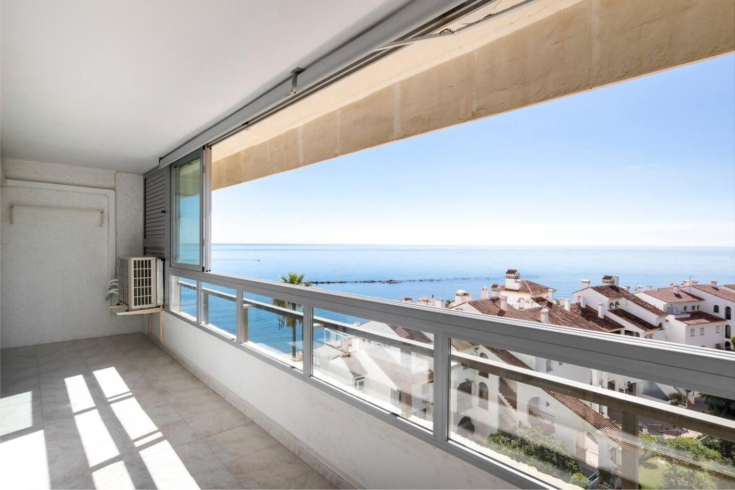 Stunning Apartment 10 Meters From The Beach With Parking Benalmádena Eksteriør billede