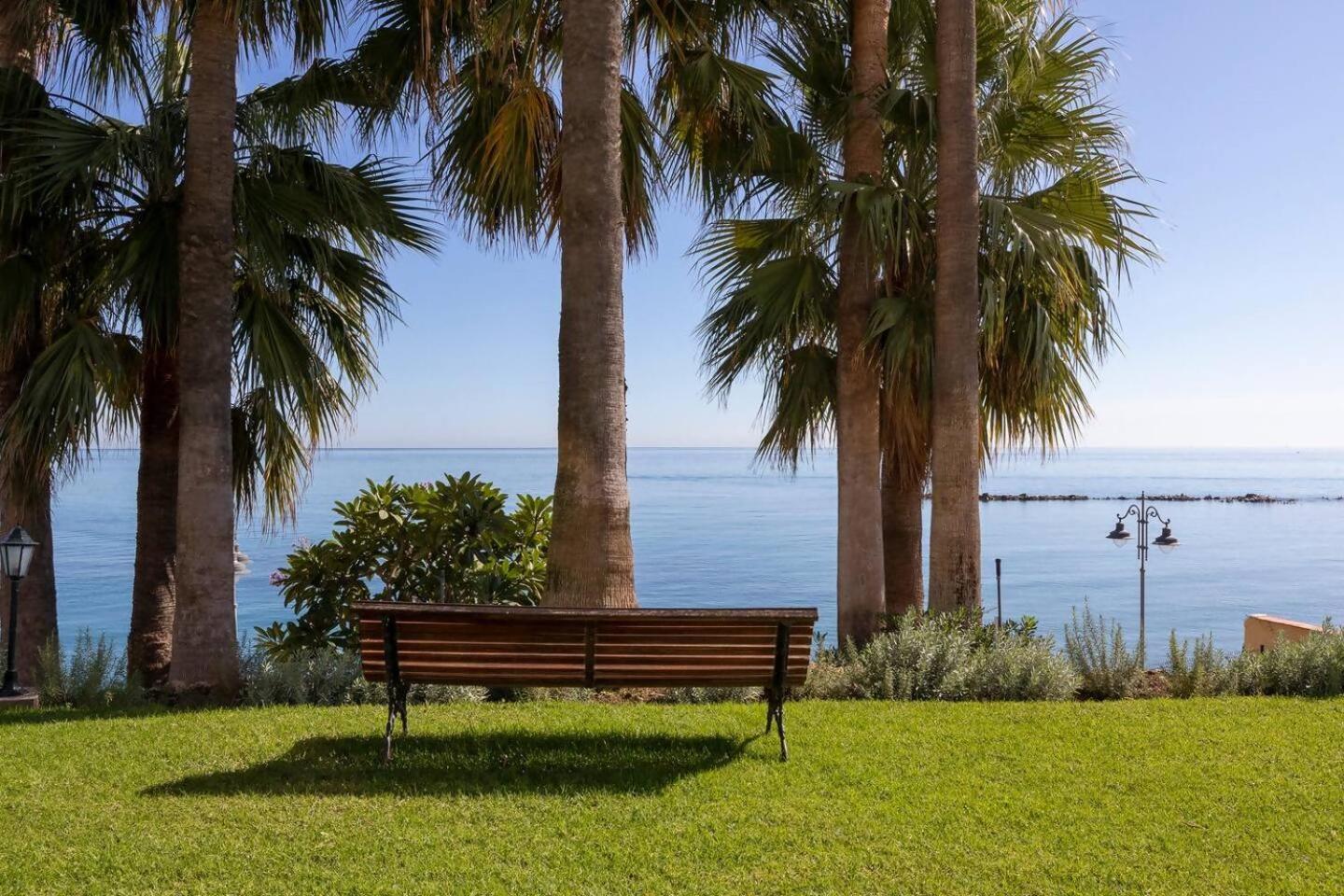 Stunning Apartment 50 Meters From The Sea Benalmádena Eksteriør billede