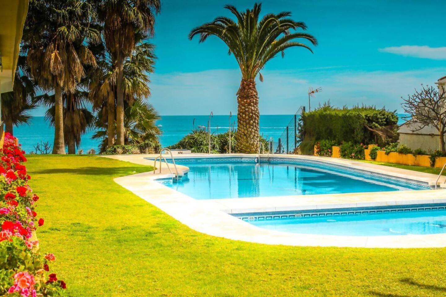 Stunning Apartment 50 Meters From The Sea Benalmádena Eksteriør billede