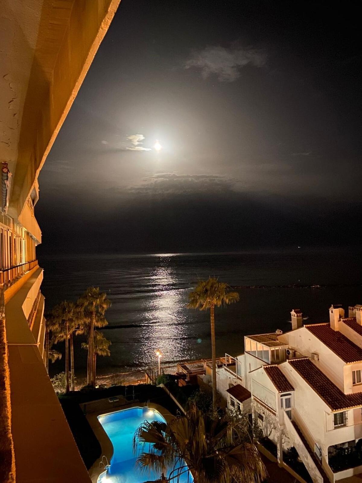 Stunning Apartment 50 Meters From The Sea Benalmádena Eksteriør billede